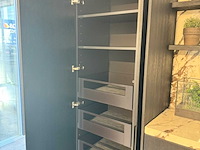 Exclusieve showroomkeuken met luxe keramisch monobloc-eiland, hoogwaardige neff-toestellen en novy dampkap - afbeelding 14 van  23
