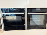 Exclusieve showroomkeuken met luxe keramisch monobloc-eiland, hoogwaardige neff-toestellen en novy dampkap - afbeelding 16 van  23