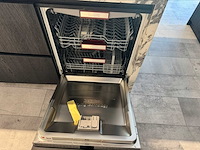 Exclusieve showroomkeuken met luxe keramisch monobloc-eiland, hoogwaardige neff-toestellen en novy dampkap - afbeelding 22 van  23