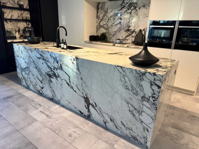 Exclusieve showroomkeuken met luxe keramisch monobloc-eiland, hoogwaardige neff-toestellen en novy dampkap - afbeelding 3 van  23