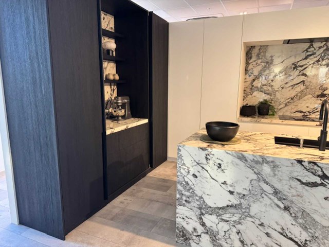Exclusieve showroomkeuken met luxe keramisch monobloc-eiland, hoogwaardige neff-toestellen en novy dampkap - afbeelding 4 van  23