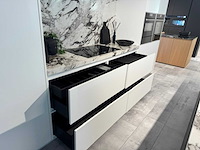 Exclusieve showroomkeuken met luxe keramisch monobloc-eiland, hoogwaardige neff-toestellen en novy dampkap - afbeelding 8 van  23