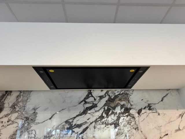 Exclusieve showroomkeuken met luxe keramisch monobloc-eiland, hoogwaardige neff-toestellen en novy dampkap - afbeelding 4 van  23