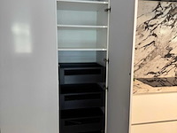 Exclusieve showroomkeuken met luxe keramisch monobloc-eiland, hoogwaardige neff-toestellen en novy dampkap - afbeelding 5 van  23