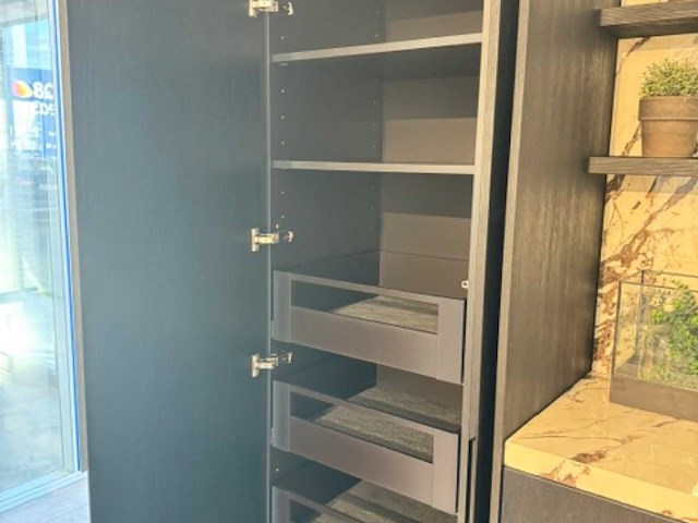 Exclusieve showroomkeuken met luxe keramisch monobloc-eiland, hoogwaardige neff-toestellen en novy dampkap - afbeelding 6 van  23