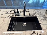 Exclusieve showroomkeuken met luxe keramisch monobloc-eiland, hoogwaardige neff-toestellen en novy dampkap - afbeelding 7 van  23