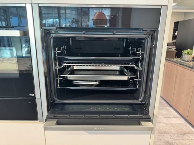 Exclusieve showroomkeuken met luxe keramisch monobloc-eiland, hoogwaardige neff-toestellen en novy dampkap - afbeelding 9 van  23