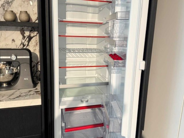 Exclusieve showroomkeuken met luxe keramisch monobloc-eiland, hoogwaardige neff-toestellen en novy dampkap - afbeelding 14 van  23
