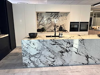 Exclusieve showroomkeuken met luxe keramisch monobloc-eiland, hoogwaardige neff-toestellen en novy dampkap - afbeelding 12 van  23