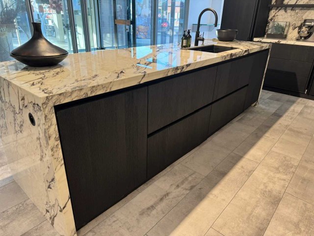 Exclusieve showroomkeuken met luxe keramisch monobloc-eiland, hoogwaardige neff-toestellen en novy dampkap - afbeelding 20 van  23
