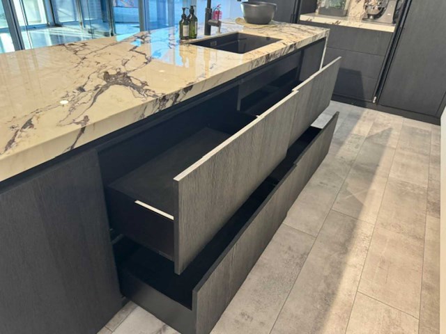 Exclusieve showroomkeuken met luxe keramisch monobloc-eiland, hoogwaardige neff-toestellen en novy dampkap - afbeelding 21 van  23