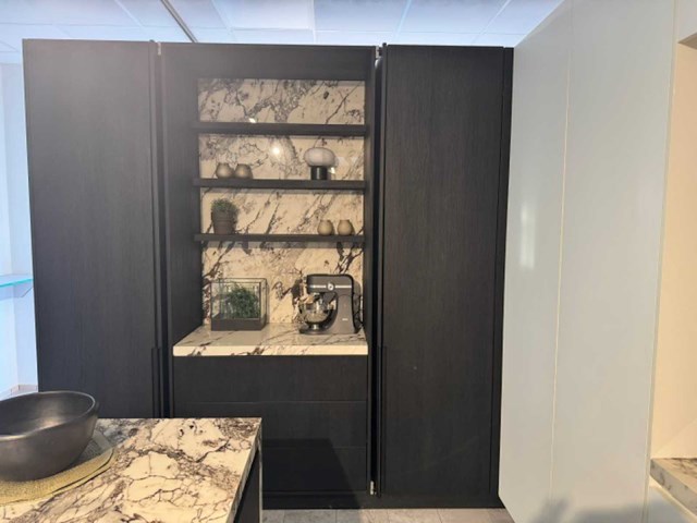 Exclusieve showroomkeuken met luxe keramisch monobloc-eiland, hoogwaardige neff-toestellen en novy dampkap - afbeelding 23 van  23