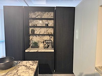 Exclusieve showroomkeuken met luxe keramisch monobloc-eiland, hoogwaardige neff-toestellen en novy dampkap - afbeelding 23 van  23