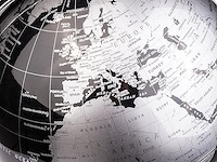 Exerz 25 cm wereldbol - engelse kaart - educatieve/geografische/moderne desktop decoratie - met een metalen voet - metallic zwart - diameter: (25 cm) - afbeelding 4 van  4