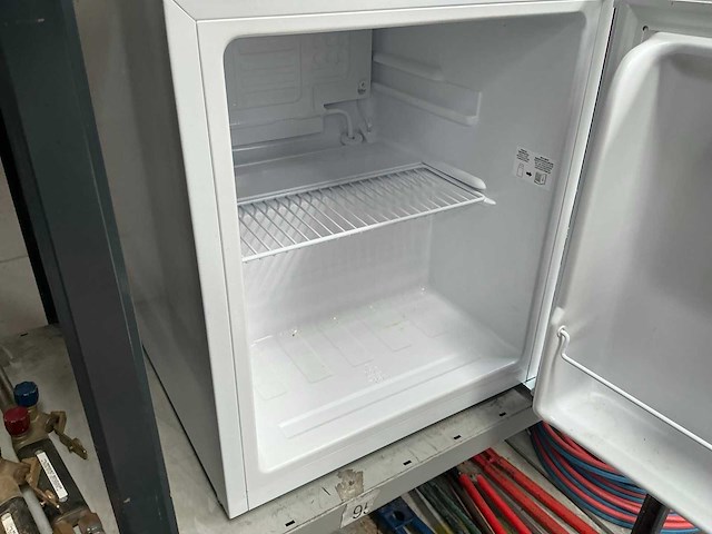 Exquisit kb05-v-040ew mini koelkast - afbeelding 4 van  5