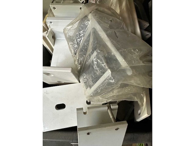 Extra bevestigingsbeugels zonneschermen harol - sun screens - afbeelding 1 van  1