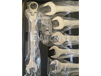 Extra lage garagekrik 4 ton en een 22 delige ringratel-steeksleutel set 6-32mm - afbeelding 2 van  10