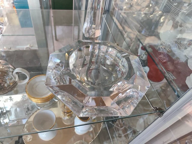 Facetgeslepen kristallen asbak val saint lambert, kristallen sculptuur van een madonna met kind ontworpen door rene delvenne voor val saint lambert - afbeelding 2 van  6