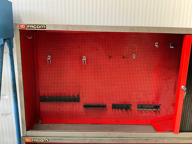 Facom - hangkast met schuifdeur - diverse onderdelen, gereedschappen en accessoires - afbeelding 1 van  4