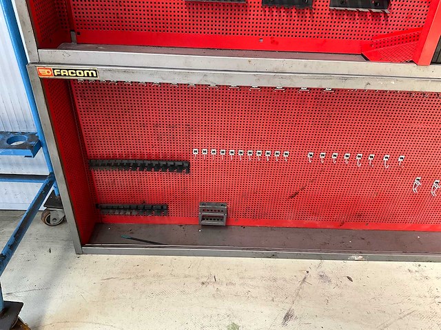 Facom - hangkast met schuifdeur - diverse onderdelen, gereedschappen en accessoires - afbeelding 2 van  2