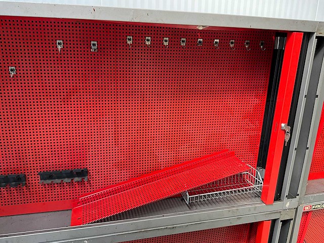 Facom - hangkast met schuifdeur - diverse onderdelen, gereedschappen en accessoires - afbeelding 2 van  2