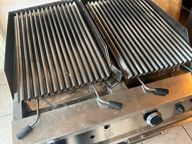 Fagor gas grill- en bakplaat, voorzien van 2 bakzones en onderkast - afbeelding 3 van  4