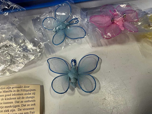 Fair forward fairtrade broche vlinders in diverse kleuren - afbeelding 5 van  7
