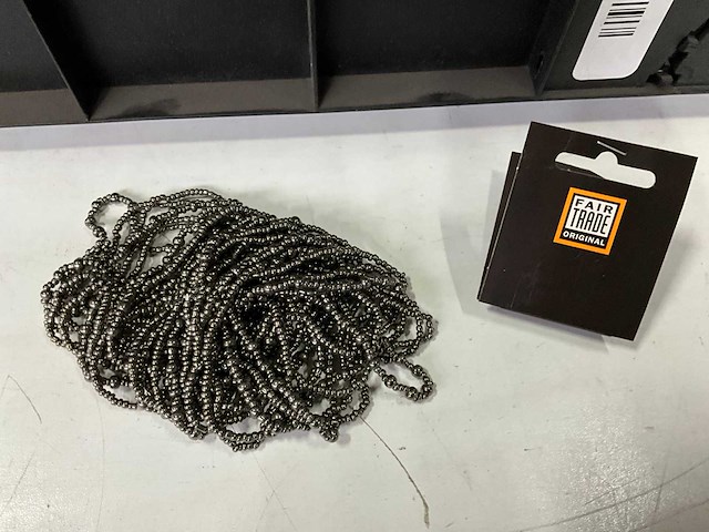 Fair forward fairtrade elastische kralen armband (72x) - afbeelding 3 van  5