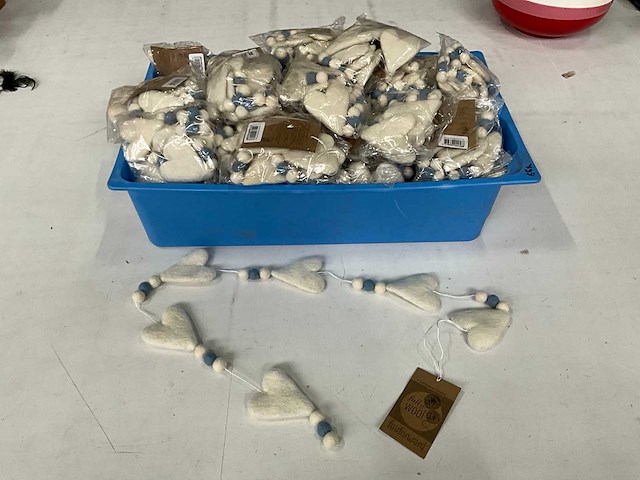 Fair forward fairtrade handgemaakte hartjes hanger wol (55x) - afbeelding 1 van  6