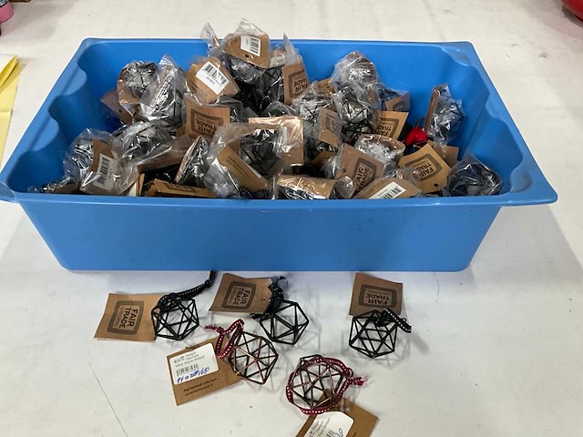 Fair forward fairtrade hanger diamant diverse kleuren - afbeelding 1 van  5