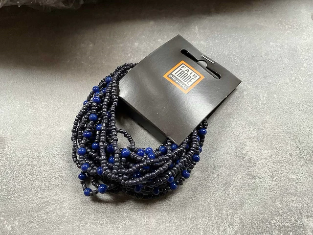 Fair trade elastische armband blauwe kraaltjes (102x) - afbeelding 2 van  3
