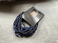 Fair trade elastische armband blauwe kraaltjes (102x) - afbeelding 2 van  3