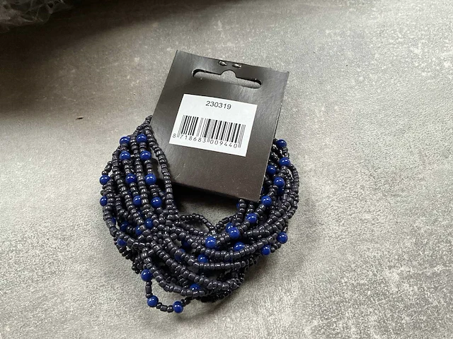 Fair trade elastische armband blauwe kraaltjes (102x) - afbeelding 3 van  3