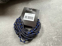 Fair trade elastische armband blauwe kraaltjes (102x) - afbeelding 3 van  3