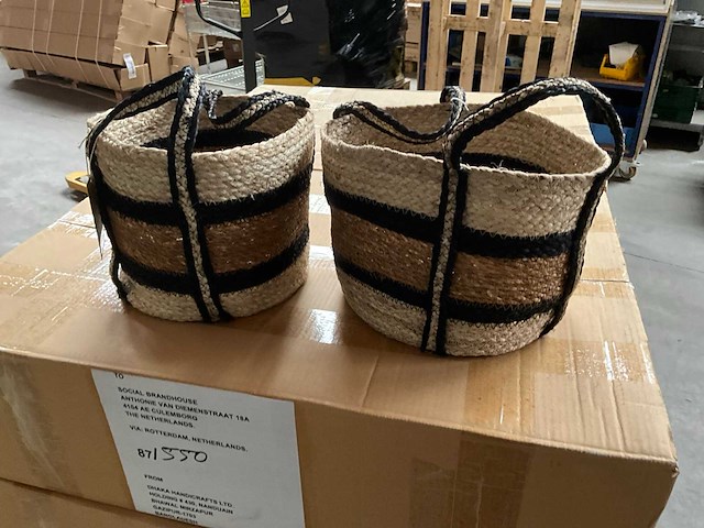 Fair trade jute mand hogla beige/zwart ?25 x 21 cm hoog (49x) - afbeelding 1 van  6