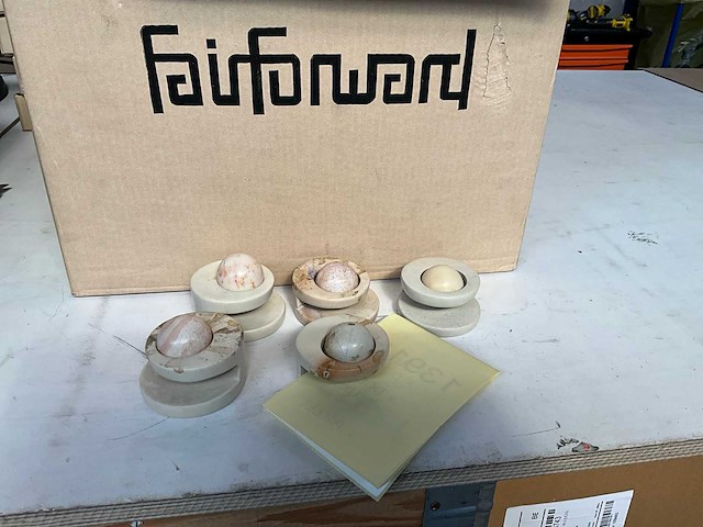 Fair trade kaart/servet houder met bal natuursteen (31x) - afbeelding 1 van  7