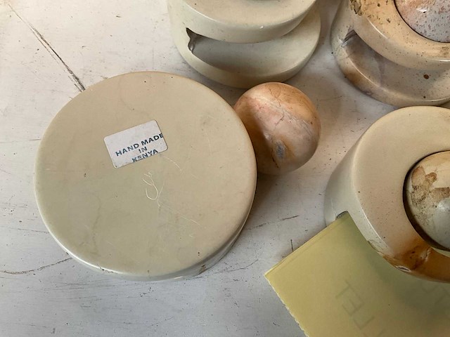 Fair trade kaart/servet houder met bal natuursteen (49x) - afbeelding 2 van  2