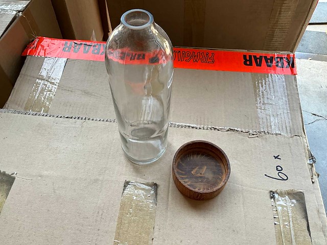 Fair trade karaf met onderzetter glas/hout +/- 24cm hoog (60x) - afbeelding 2 van  4