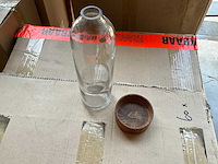 Fair trade karaf met onderzetter glas/hout +/- 24cm hoog (60x) - afbeelding 2 van  4