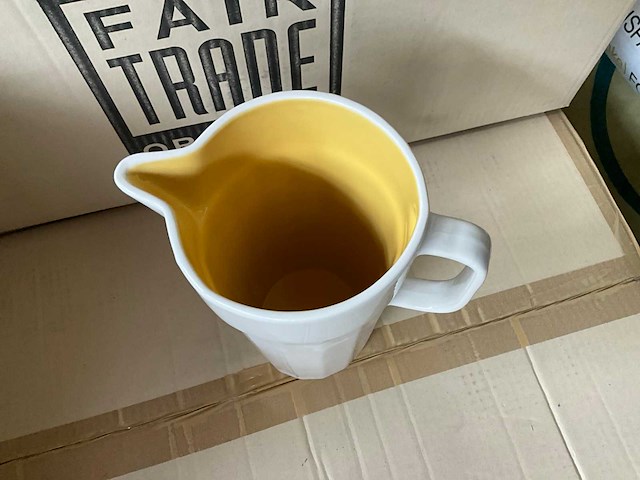 Fair trade keramiek lemonade kan geel/crème keramiek (55x) - afbeelding 3 van  5