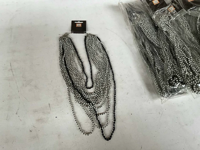Fair trade ketting met grijs/zwarte kralen (45x) - afbeelding 2 van  7