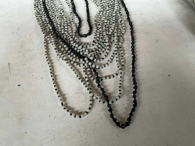 Fair trade ketting met grijs/zwarte kralen (45x) - afbeelding 3 van  7