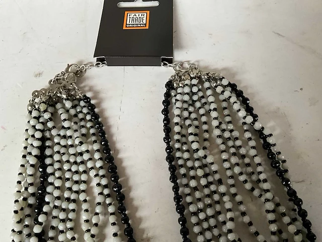 Fair trade ketting met grijs/zwarte kralen (45x) - afbeelding 4 van  7