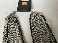 Fair trade ketting met grijs/zwarte kralen (45x) - afbeelding 4 van  7
