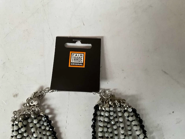 Fair trade ketting met grijs/zwarte kralen (45x) - afbeelding 5 van  7