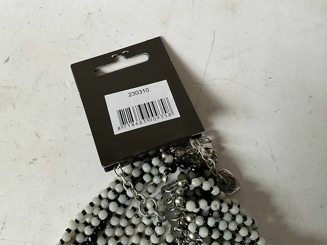 Fair trade ketting met grijs/zwarte kralen (45x) - afbeelding 6 van  7