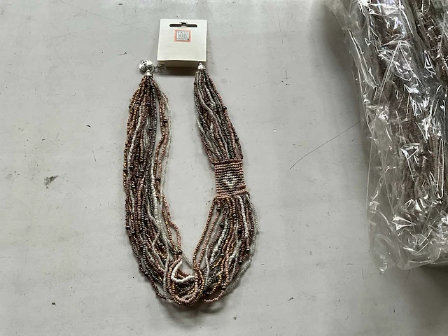 Fair trade ketting multicolor (62x) - afbeelding 2 van  6