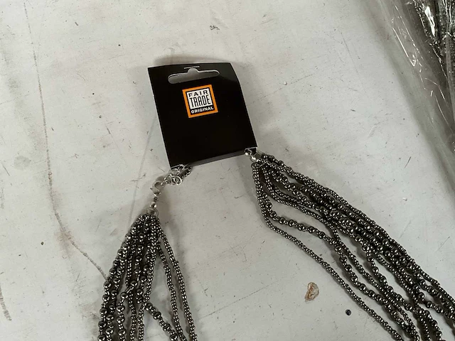 Fair trade ketting open crochet met metallic grijze kralen (90x) - afbeelding 3 van  5