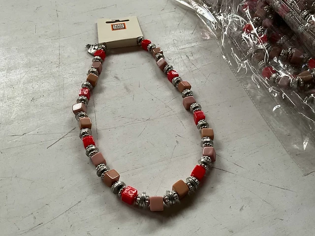 Fair trade ketting vierkante kralen (75x) - afbeelding 3 van  5