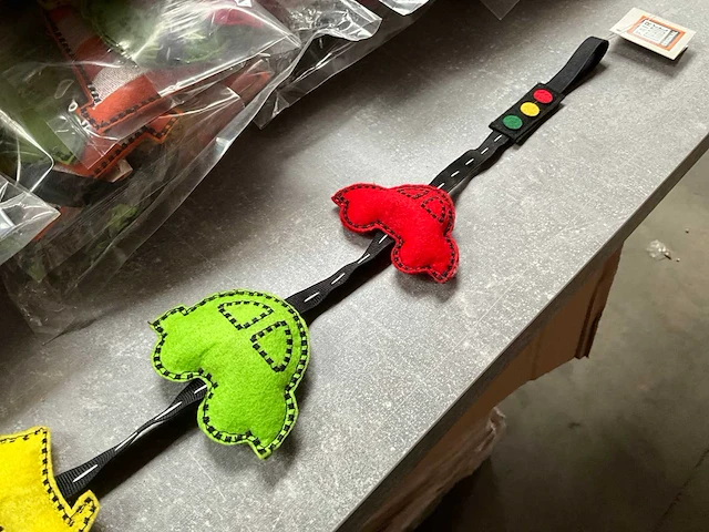 Fair trade kinder hanger verkeer multicolor vilt (108x) - afbeelding 4 van  6